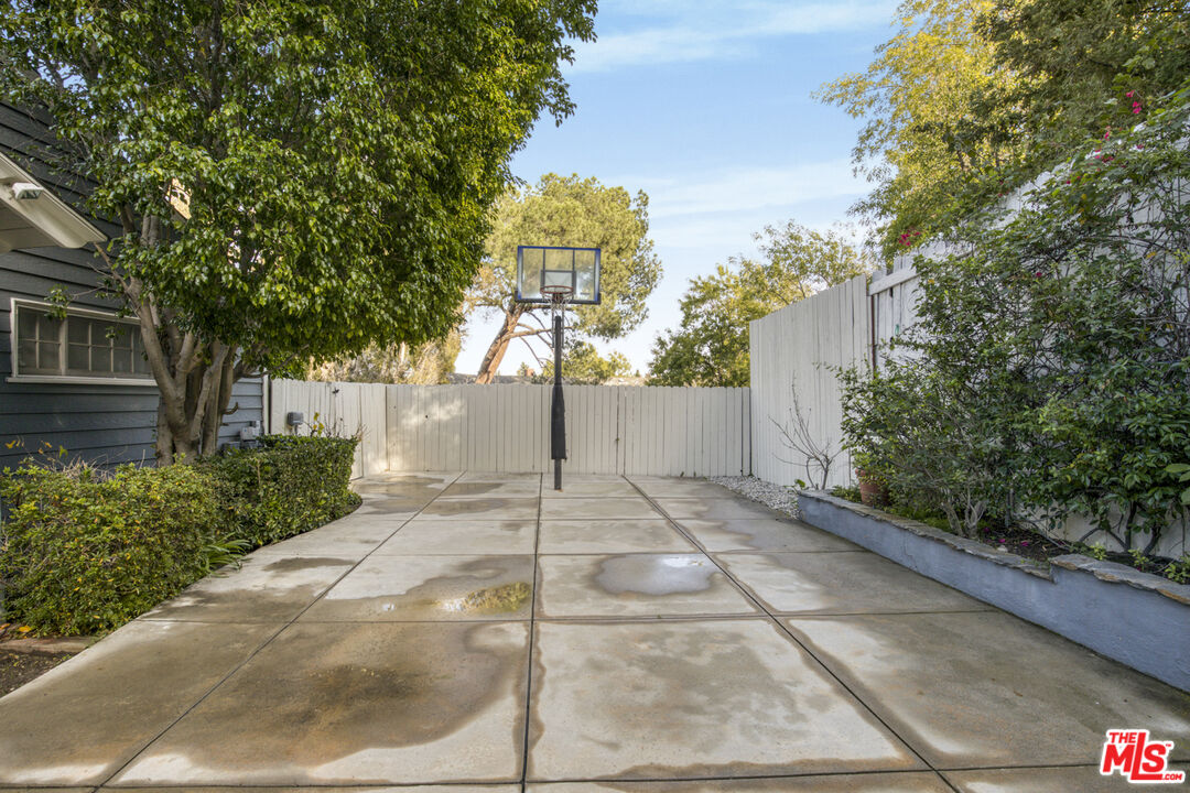 3690 Crownridge Drive Sherman Oaks, CA 91403 - Photo 15 of 55