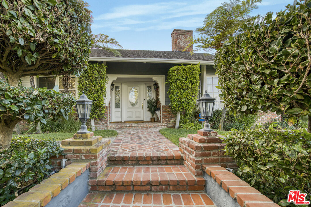 3690 Crownridge Drive Sherman Oaks, CA 91403 - Photo 4 of 55