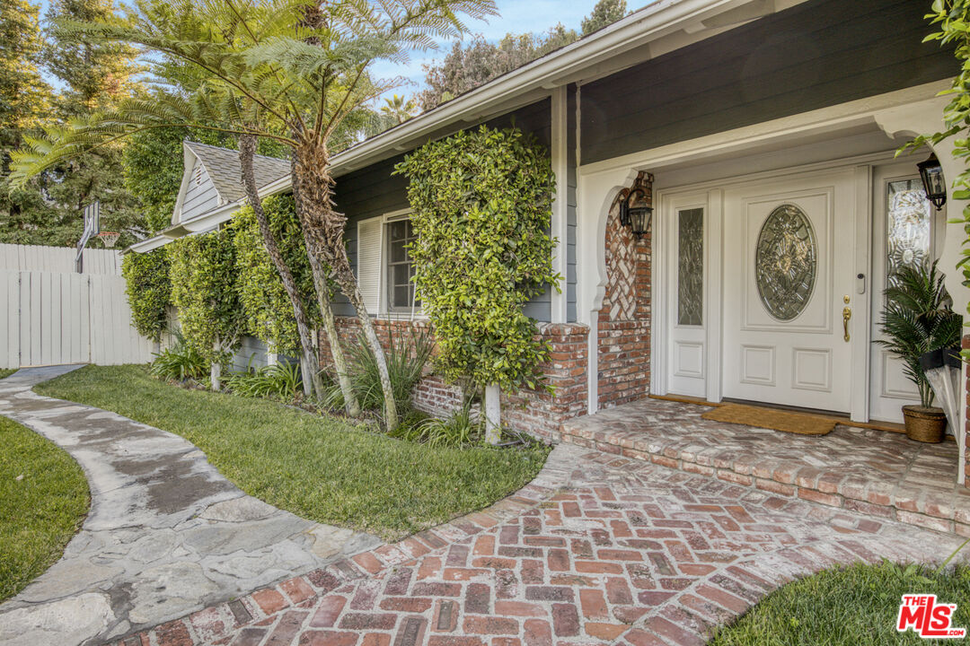 3690 Crownridge Drive Sherman Oaks, CA 91403 - Photo 5 of 55