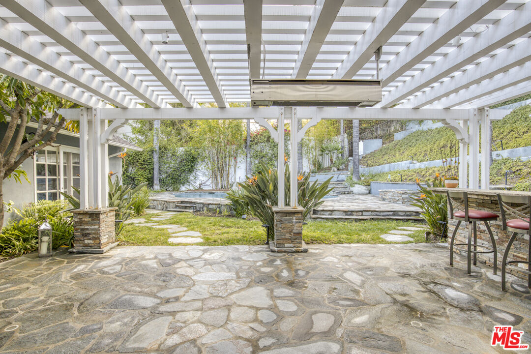 3690 Crownridge Drive Sherman Oaks, CA 91403 - Photo 8 of 55