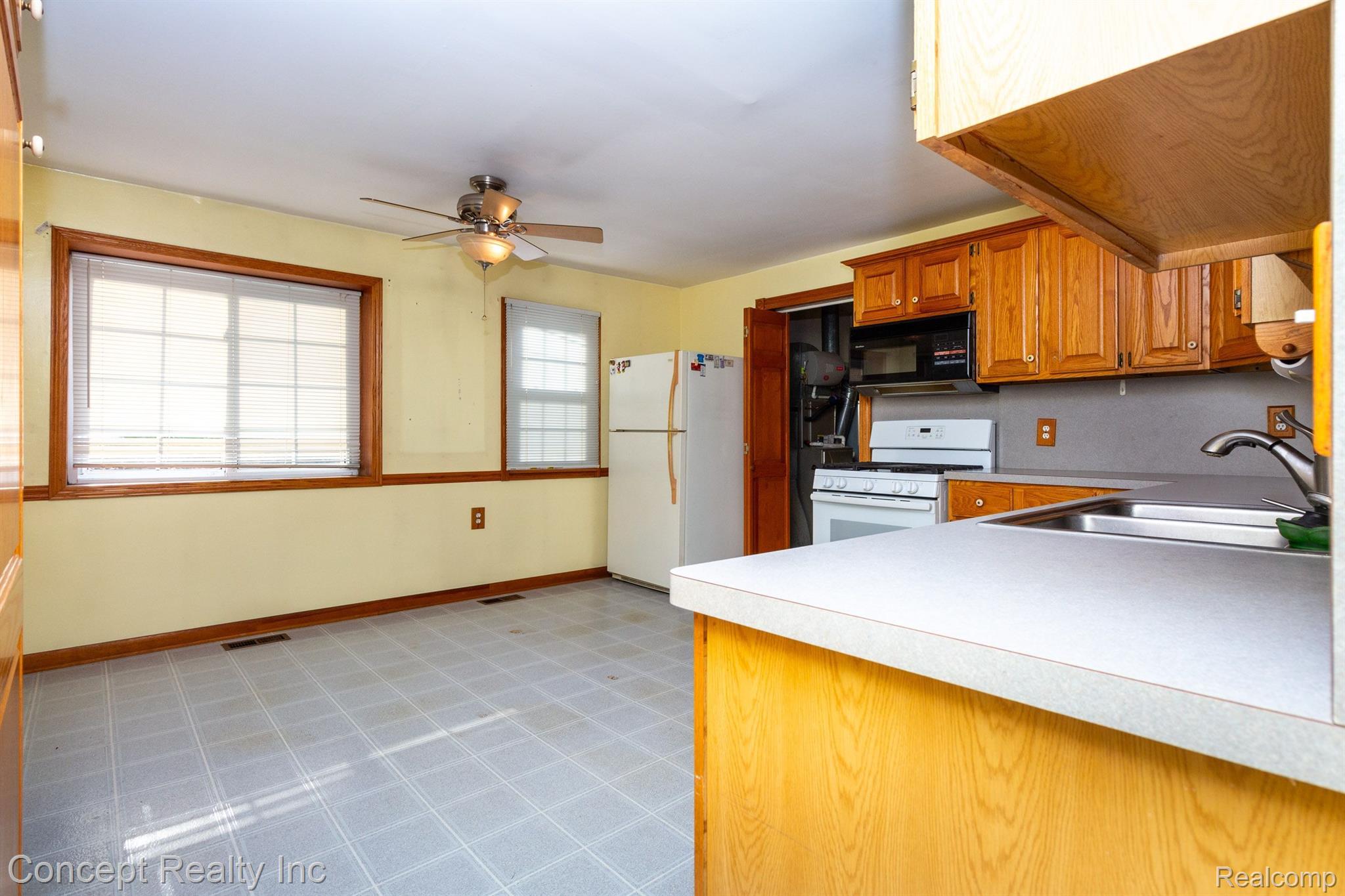 8589 Lake Road Grosse Ile, MI 48138 - Photo 8 of 31 Gallery Image 8