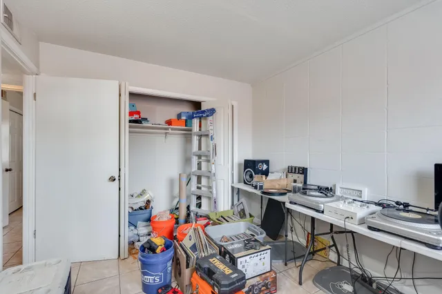 a very nice looking room with a big room