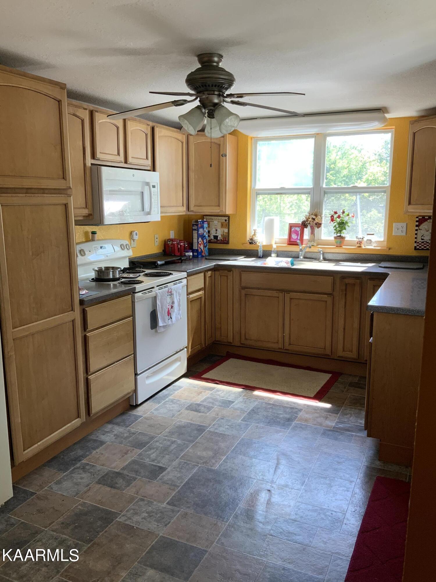 4604 Cambridge Road Walland, TN 37886 - Photo 4 of 25 1B6F5534-4780-4762-BB19-6EE0681843D2