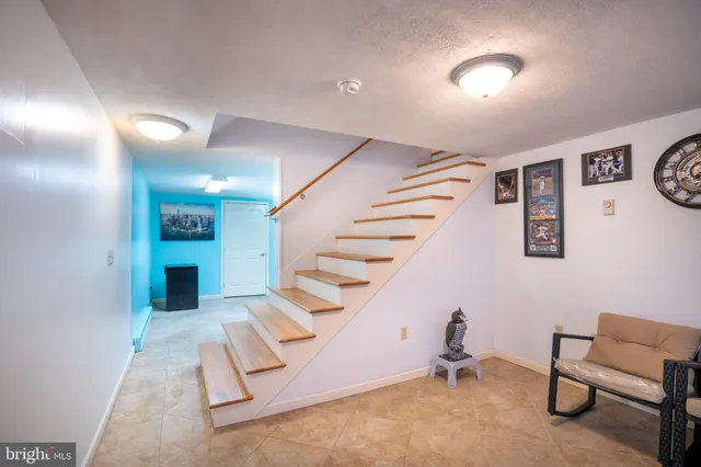 a view of a livingroom with washer and dryer