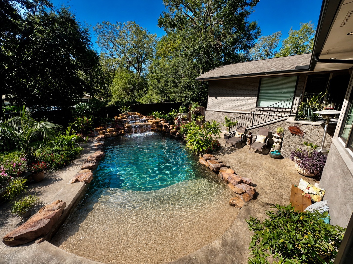 5 Tree Frog Drive Houston, TX 77074 - Photo 20 of 25 a view of backyard with outdoor seating and green space