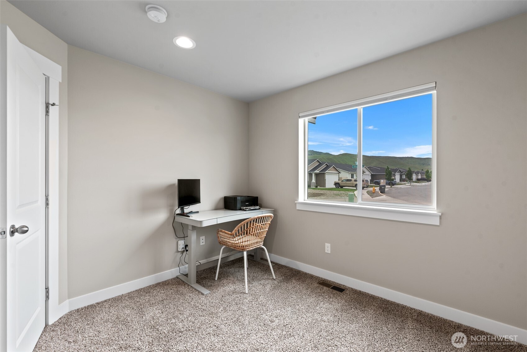 282 Emma Drive Wenatchee, WA 98801 - Photo 25 of 38 a work room with a window and a table