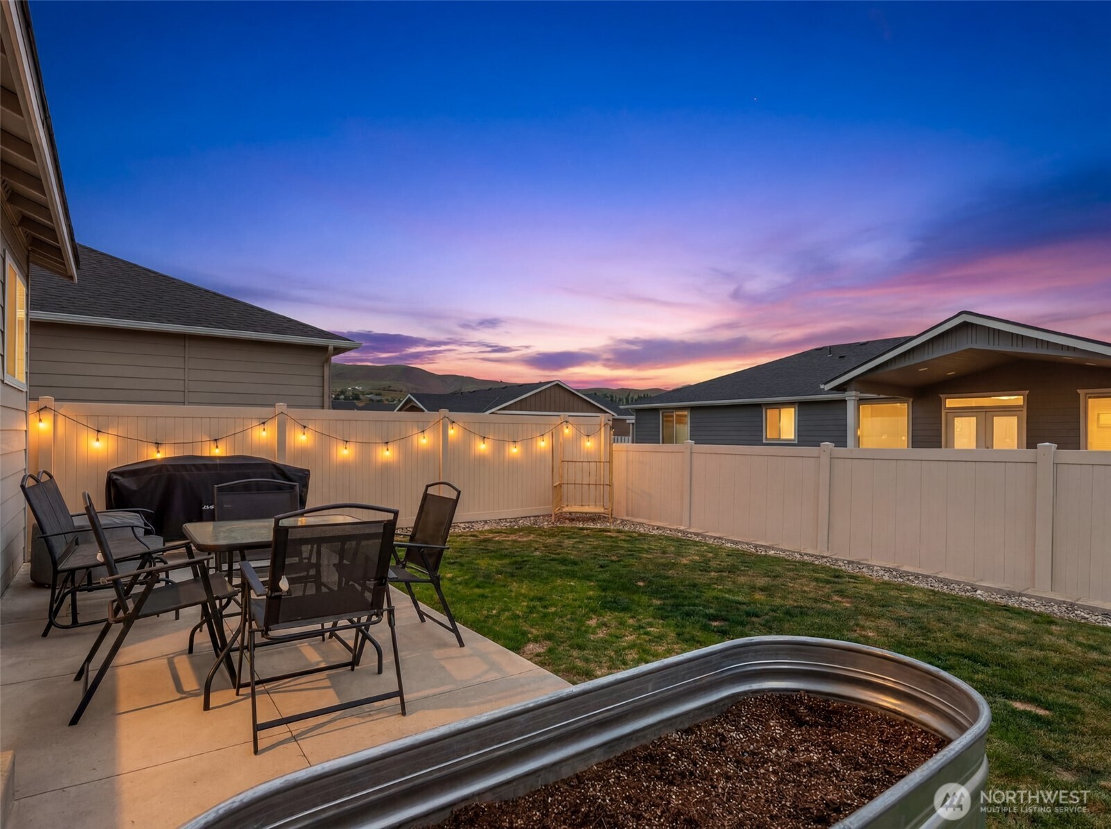 282 Emma Drive Wenatchee, WA 98801 - Photo 28 of 38 a backyard of a house with table and chairs