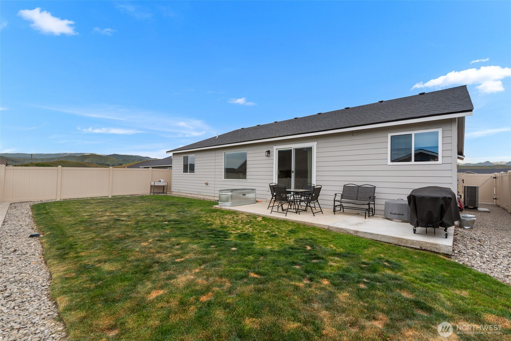 282 Emma Drive Wenatchee, WA 98801 - Photo 32 of 38 a backyard of a house with table and chairs