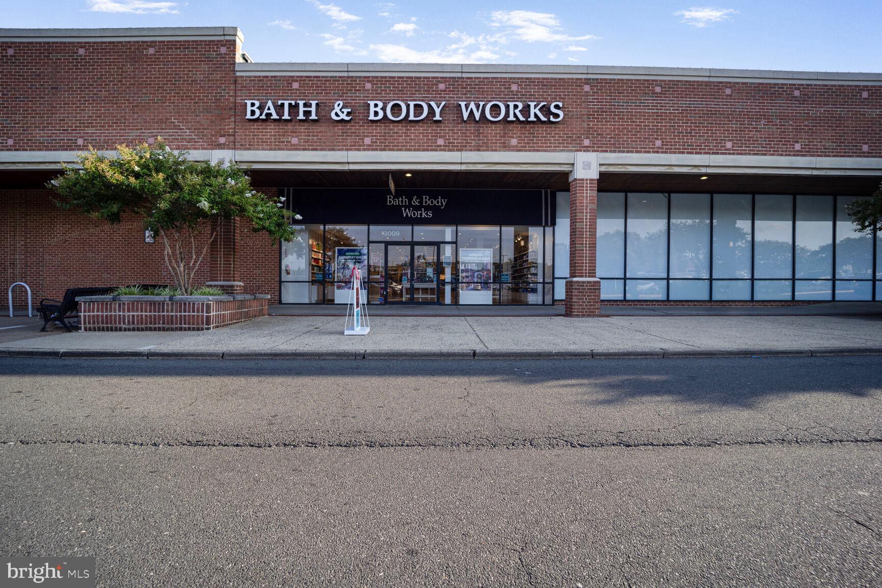 13802 Poplar Tree Road Chantilly, VA 20151 - Photo 55 of 61 a view of a building with potted plants