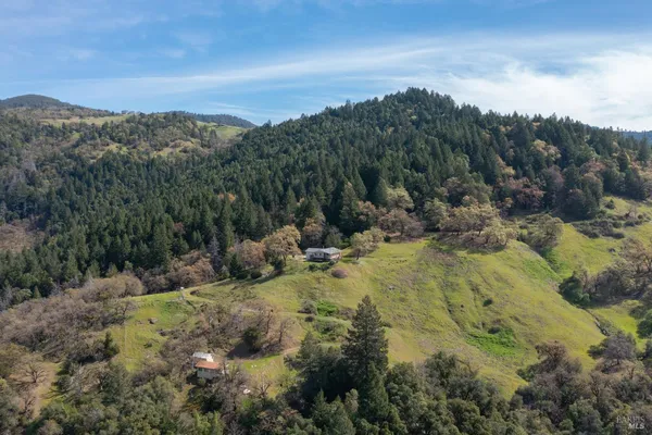 a view of a houses with a yard