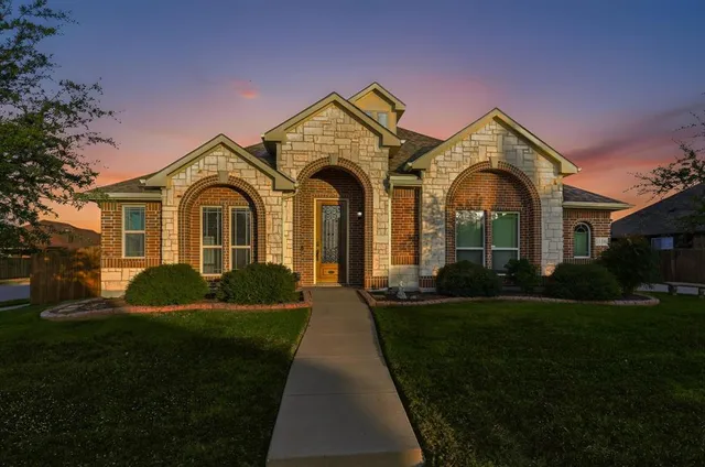 $450,000 | 1118 Autumn Trail, Waxahachie, TX 75165