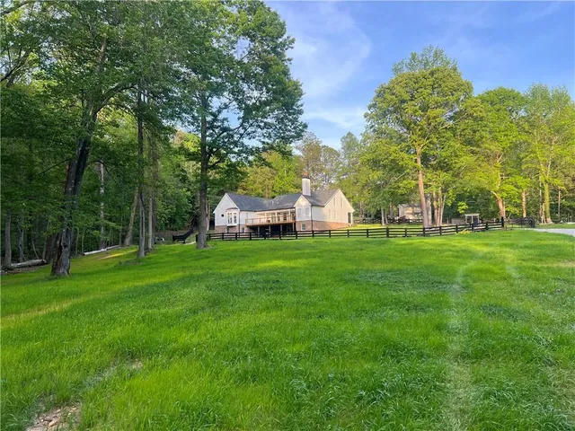 a view of a house with backyard and garden
