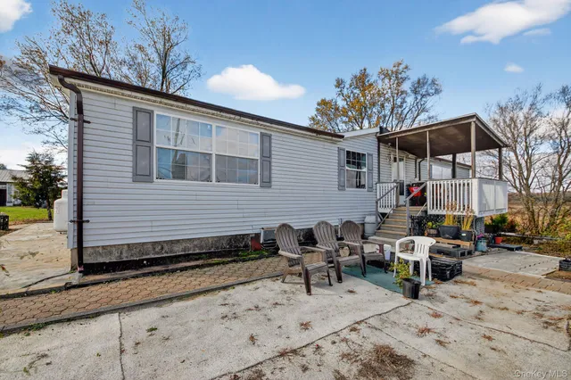 a view of a yard in front of house