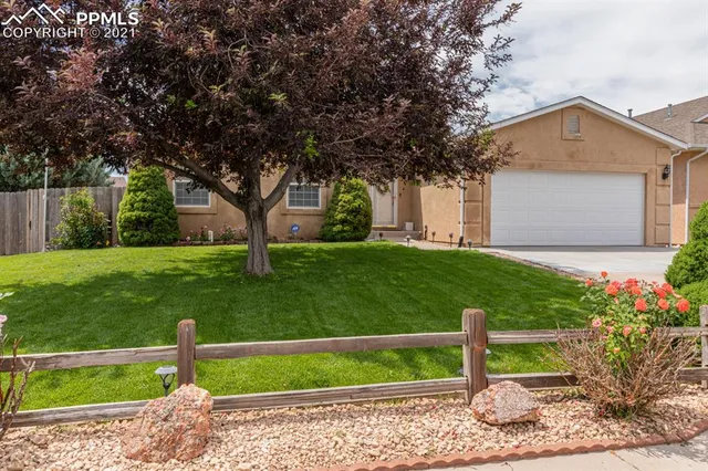 a view of a house with a yard