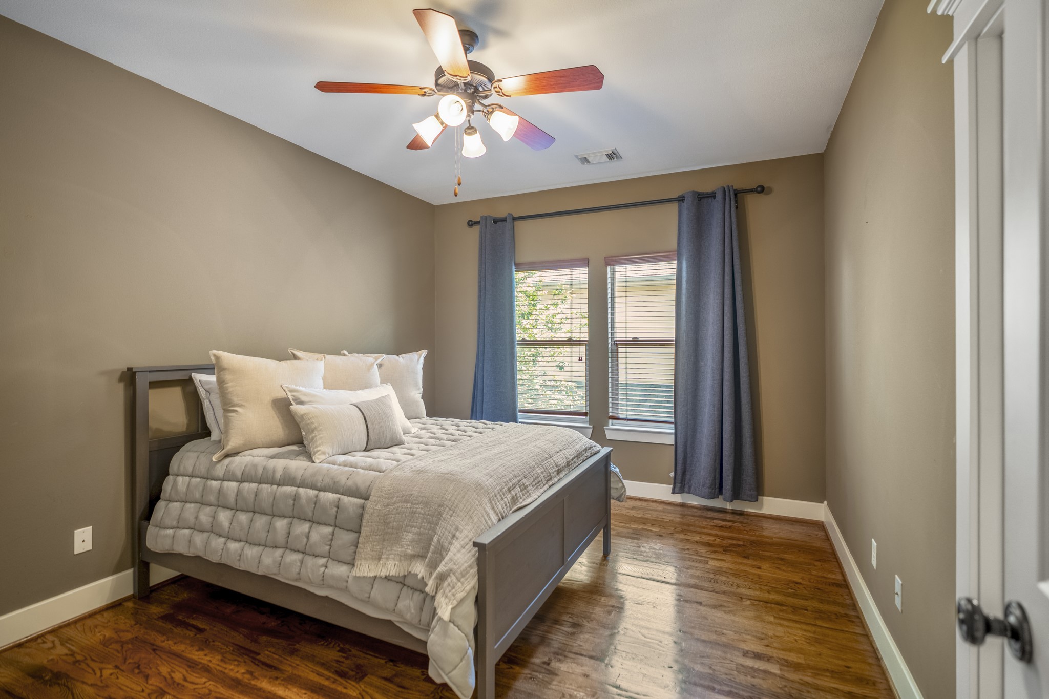905 West 23rd Street Houston, TX 77008 - Photo 25 of 46 Secondary bedroom with generous natural light and flexible layout for guests or everyday use.