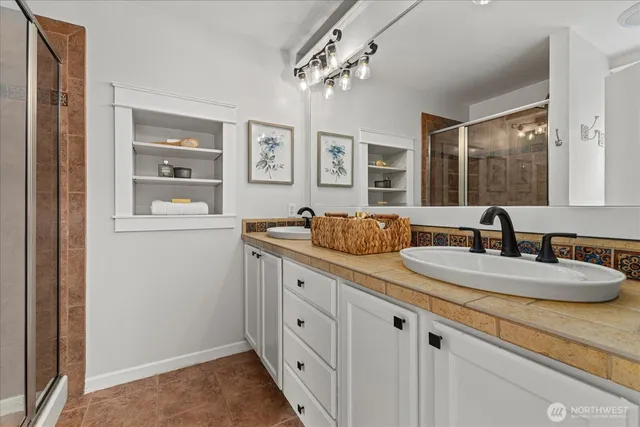a en suite bathroom with double sink and a mirror