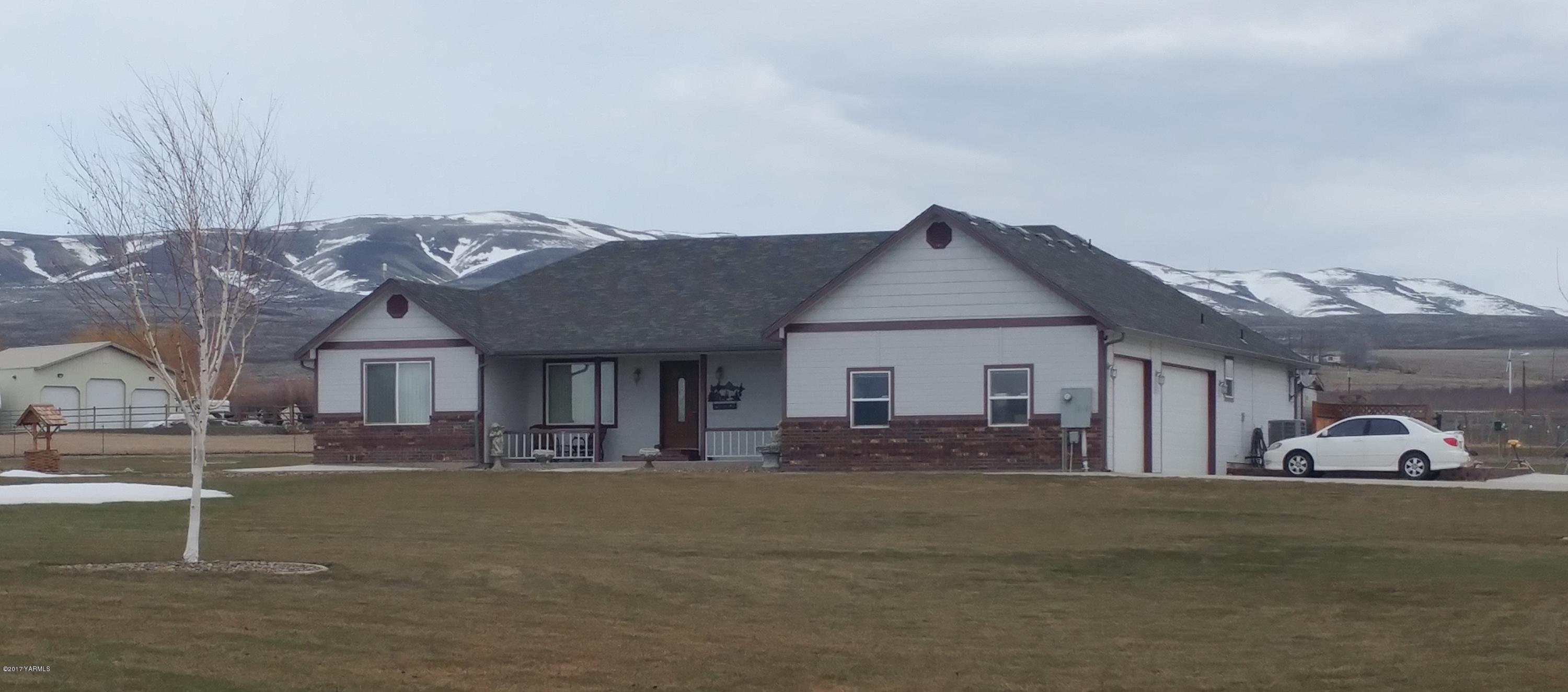 205 Beane Road Moxee, WA 98936 - Photo 1 of 28 a front view of a house with a yard