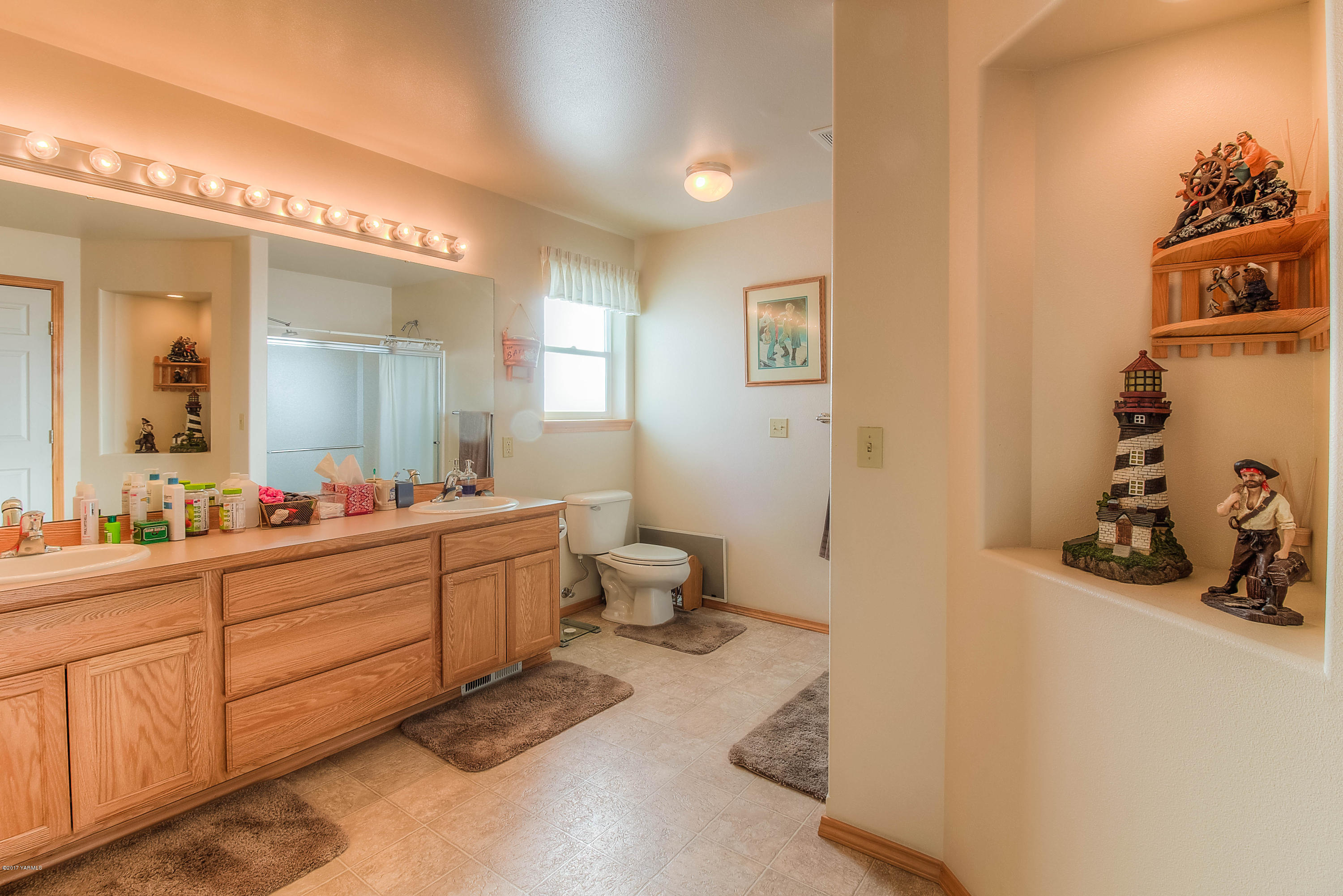 205 Beane Road Moxee, WA 98936 - Photo 15 of 28 a bathroom with a double vanity sink and a mirror