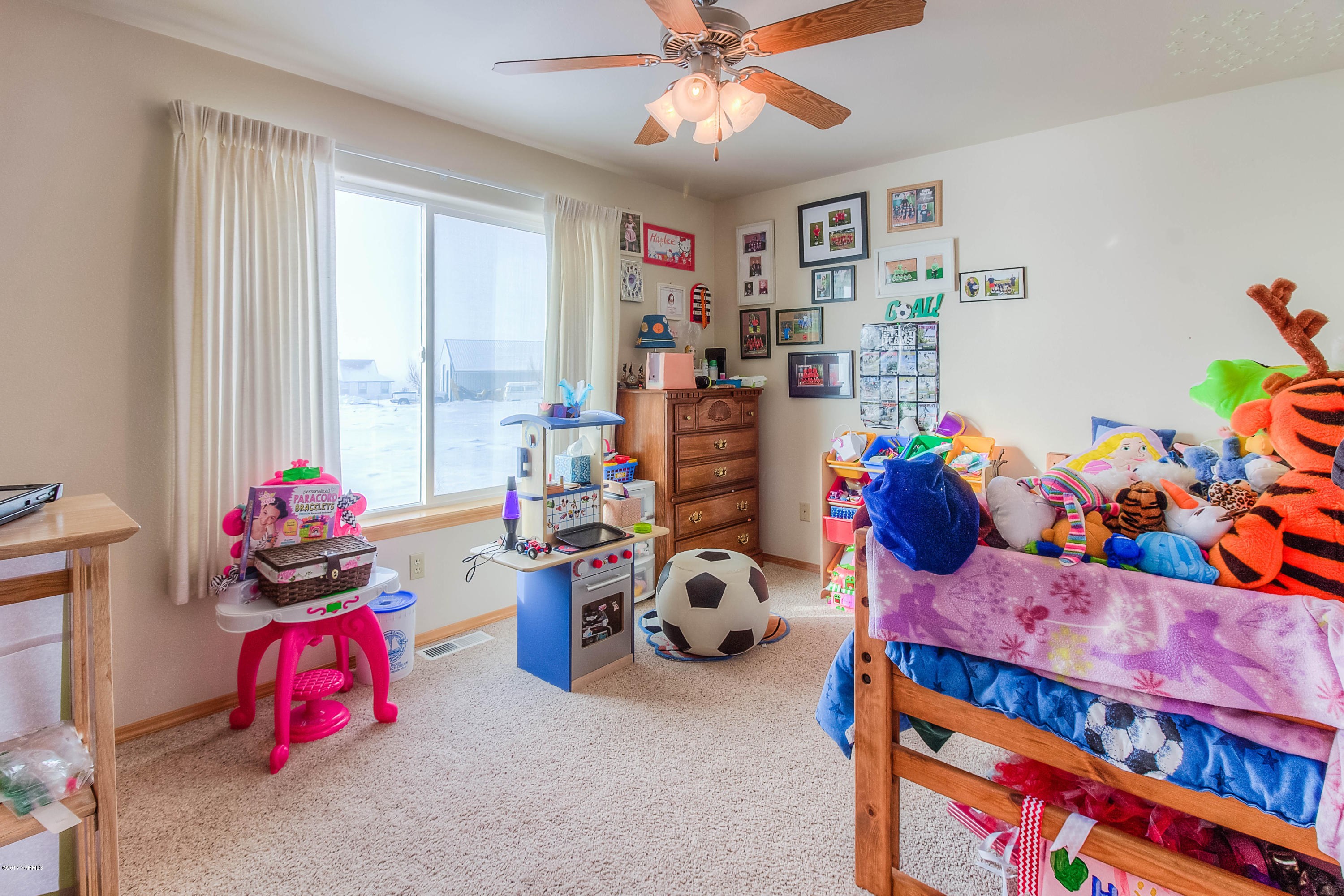 205 Beane Road Moxee, WA 98936 - Photo 19 of 28 a bed room with furniture and a window