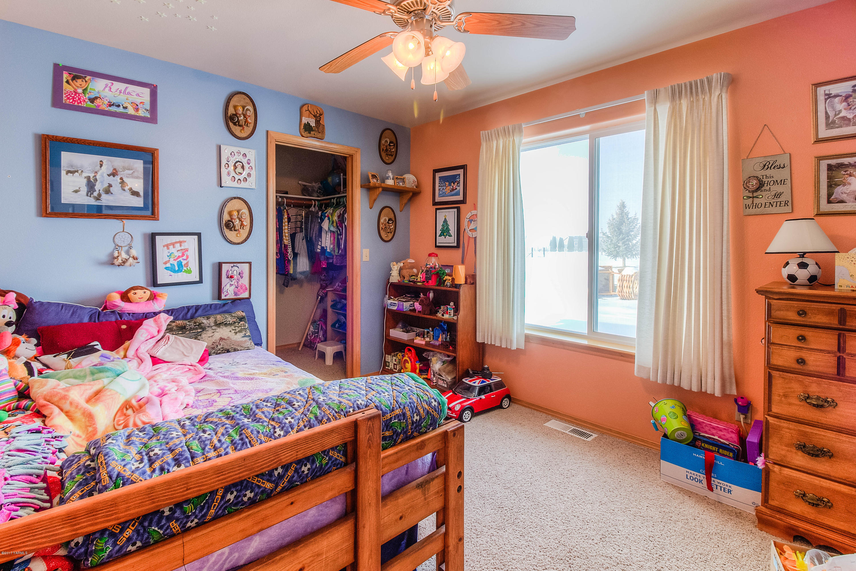 205 Beane Road Moxee, WA 98936 - Photo 20 of 28 a bedroom with a bed and a window