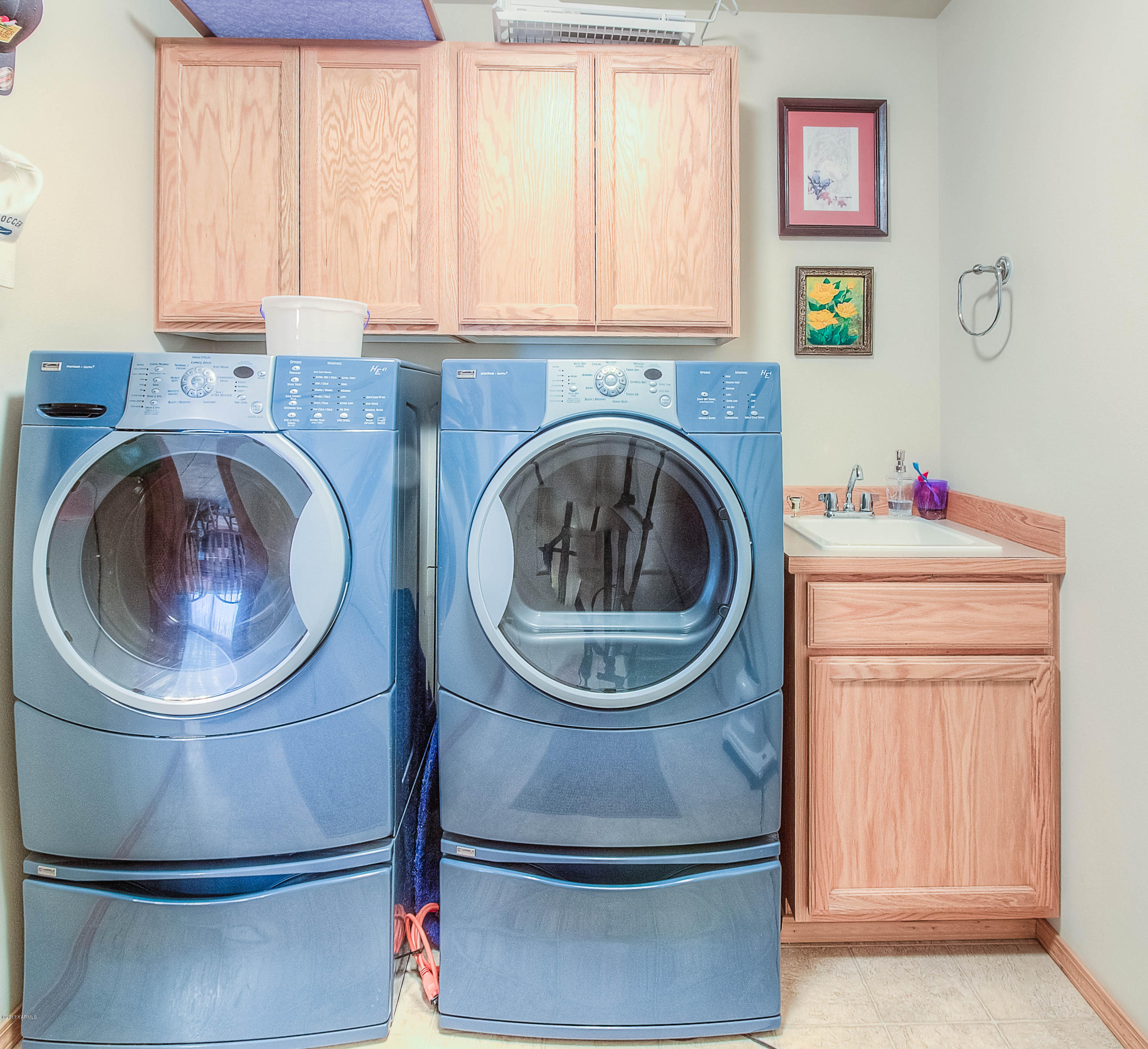 205 Beane Road Moxee, WA 98936 - Photo 22 of 28 a utility room with sink dryer and washer