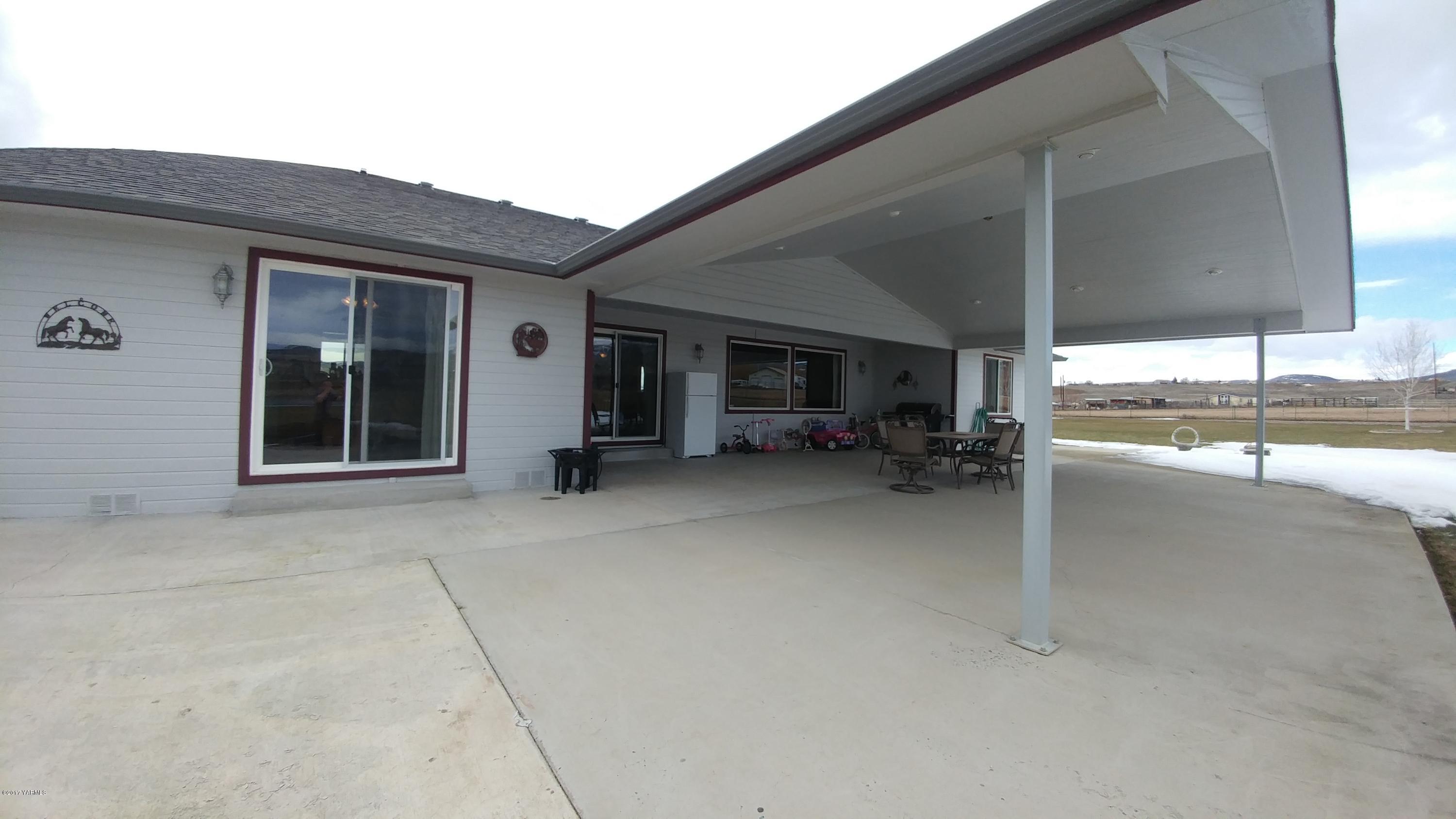 205 Beane Road Moxee, WA 98936 - Photo 23 of 28 a view of livingroom with furniture