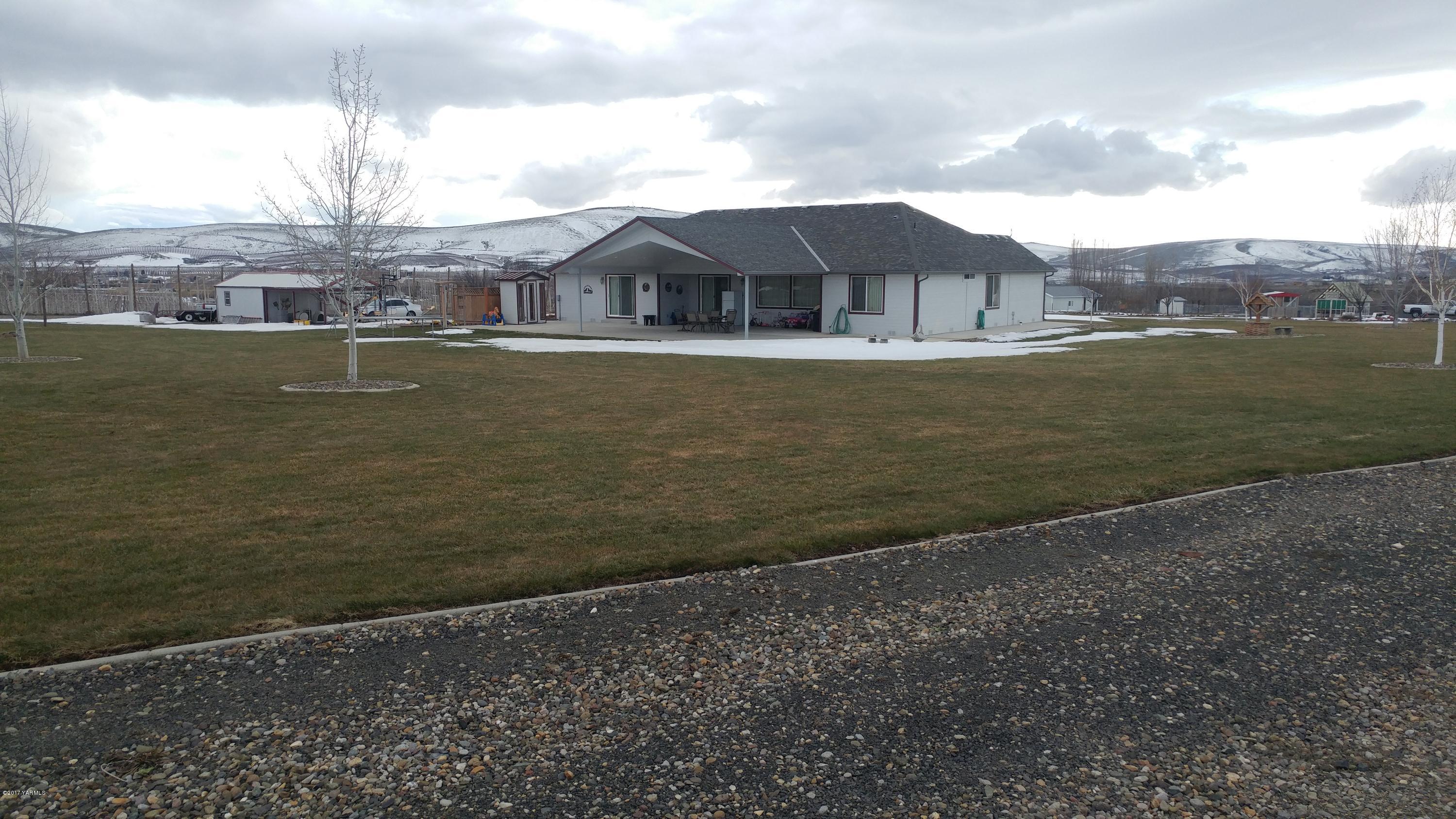 205 Beane Road Moxee, WA 98936 - Photo 25 of 28 a front view of a house with a yard