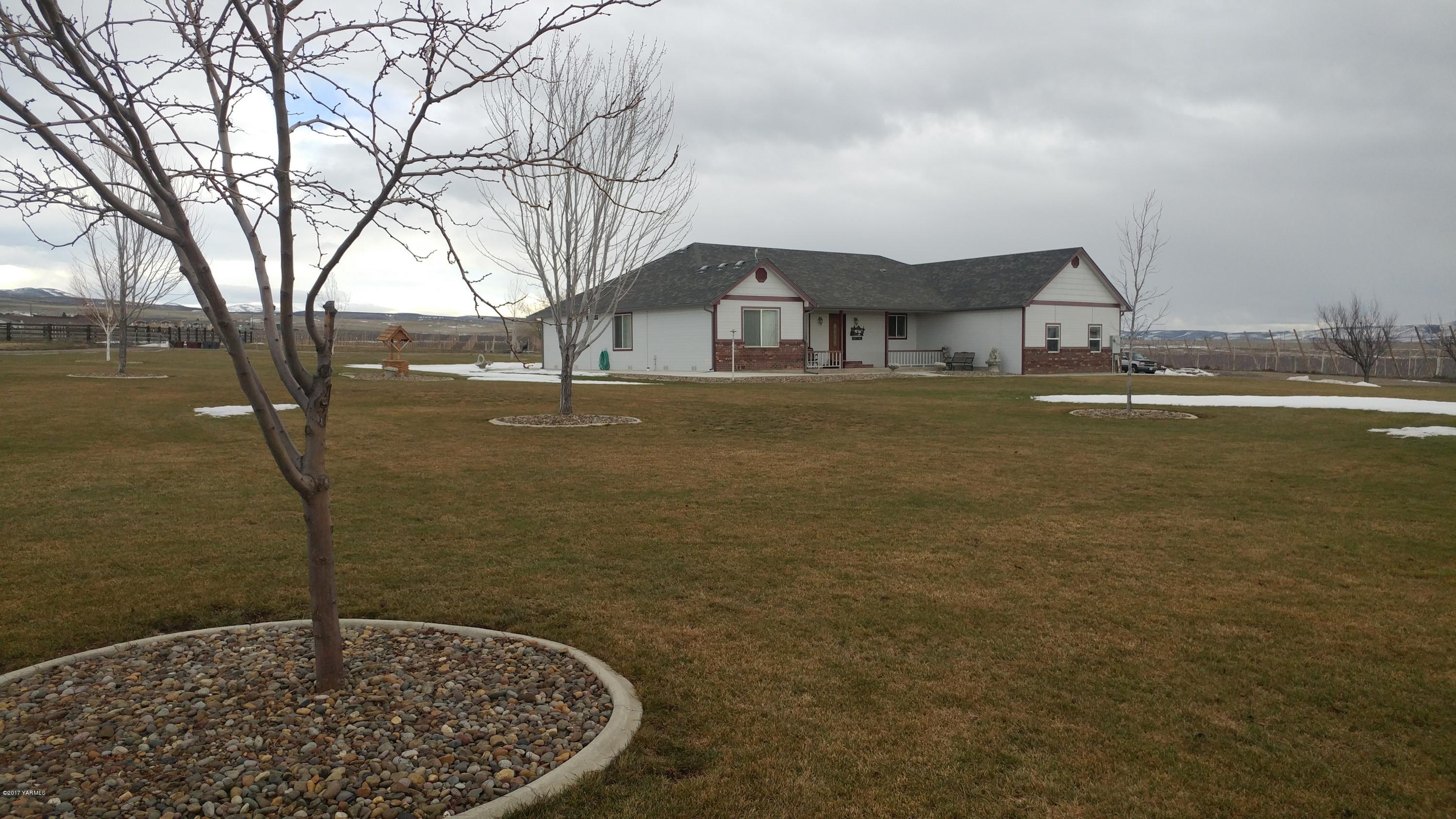 205 Beane Road Moxee, WA 98936 - Photo 26 of 28 a view of a house with a yard