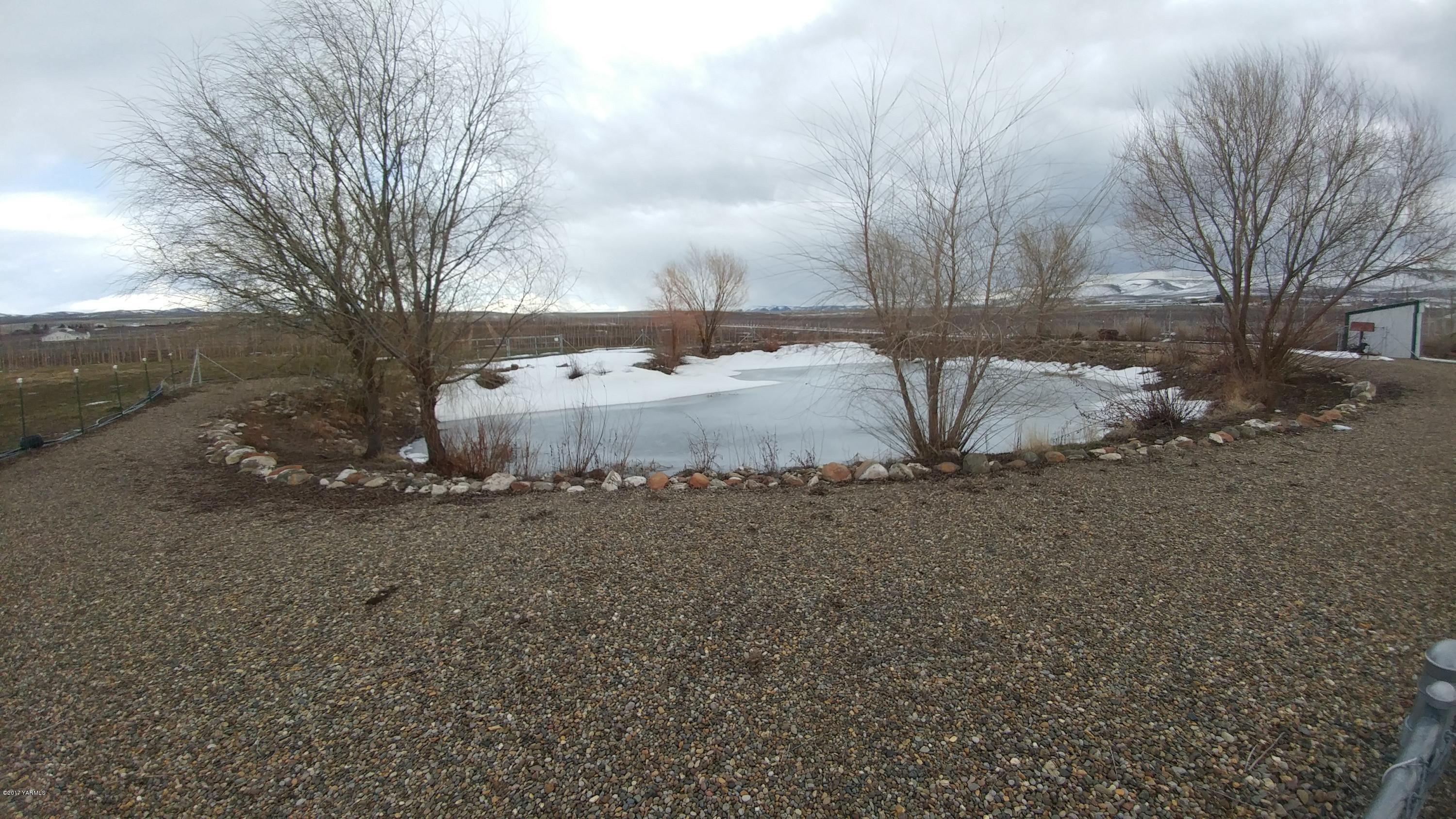 205 Beane Road Moxee, WA 98936 - Photo 27 of 28 a view of a tiny house with a yard