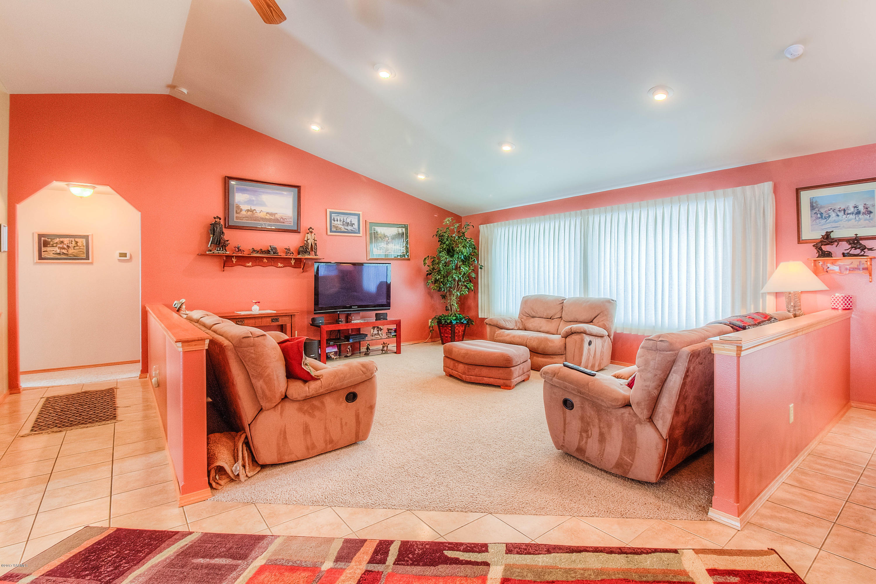 205 Beane Road Moxee, WA 98936 - Photo 7 of 28 a living room with furniture