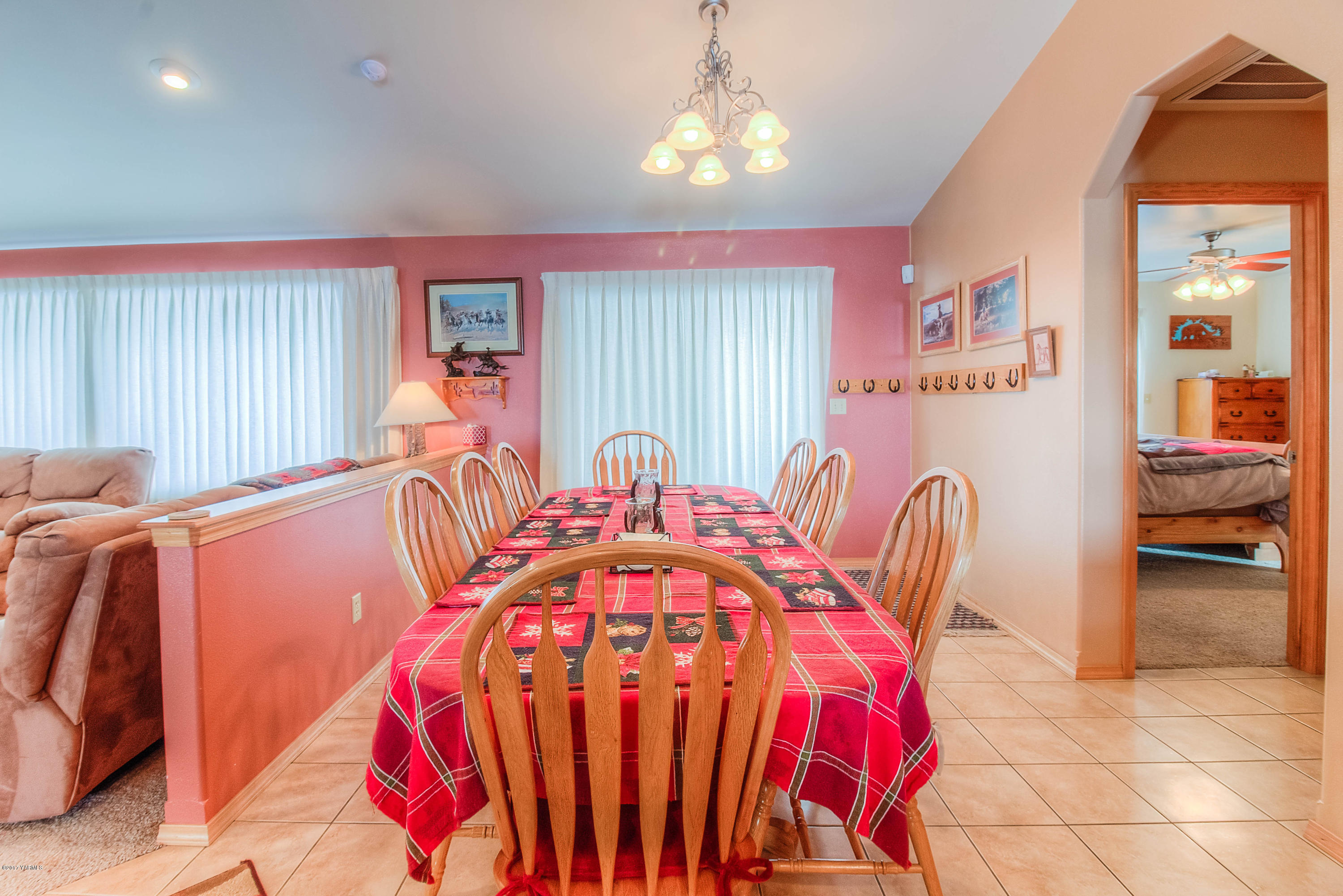 205 Beane Road Moxee, WA 98936 - Photo 8 of 28 a balcony with furniture and window