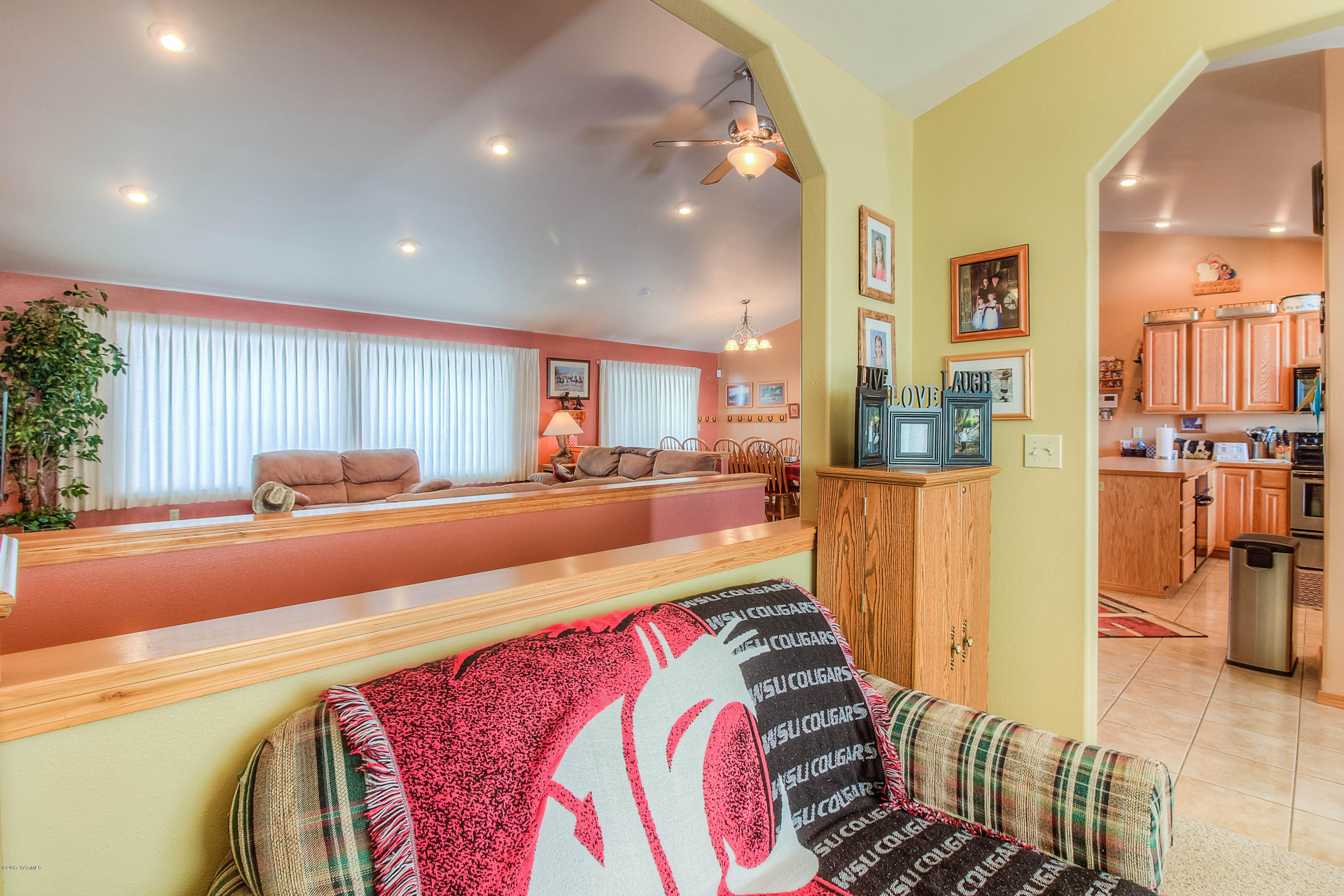 205 Beane Road Moxee, WA 98936 - Photo 9 of 28 a room with furniture and a table