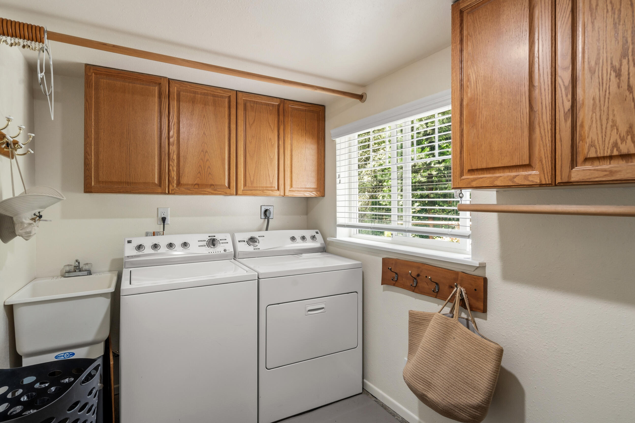 3268 Humbug Creek Road Jacksonville, OR 97530 - Photo 13 of 36 a view of utility room and washer and dryer