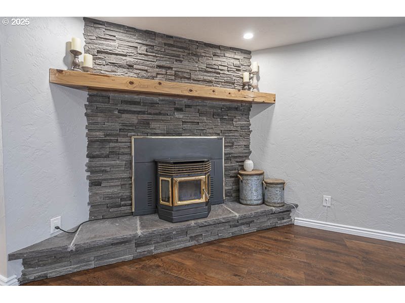 1216 Northeast Montgomery Place Albany, OR 97321 - Photo 7 of 47 a living room with a fireplace
