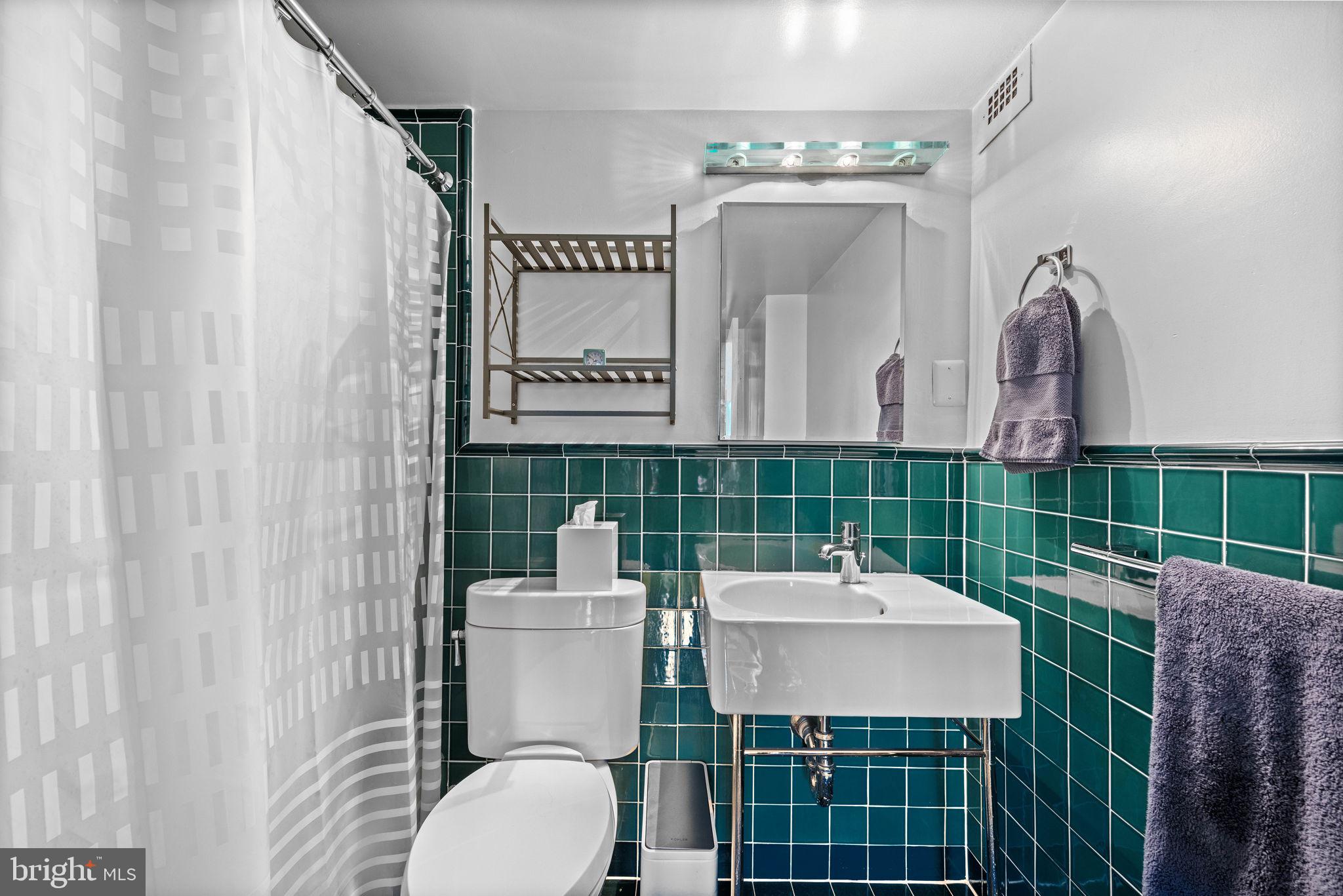 4600 Connecticut Avenue Northwest, Unit 710 Washington, DC 20008 - Photo 18 of 37 Ensuite Owner's Suite Bathroom