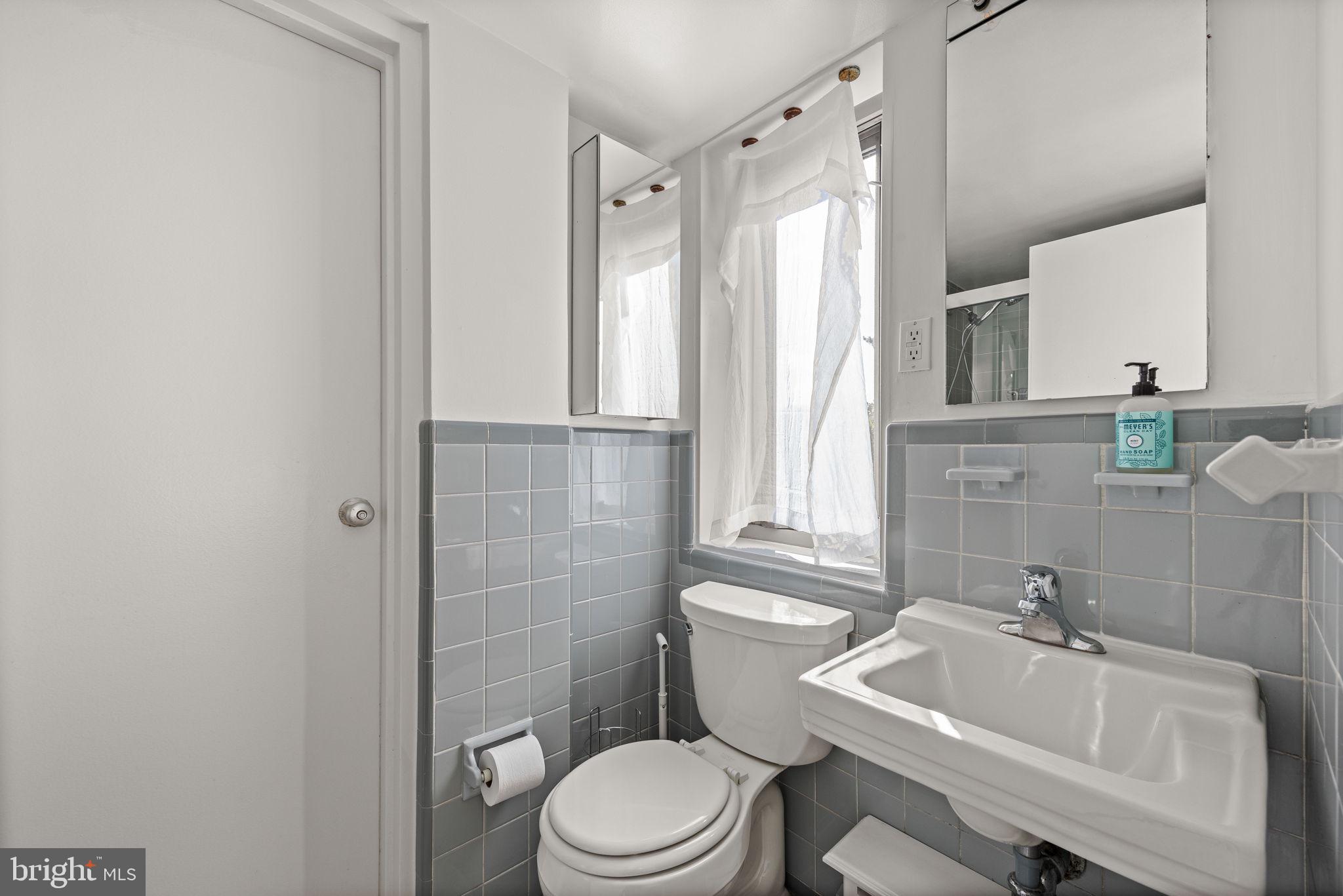 4600 Connecticut Avenue Northwest, Unit 710 Washington, DC 20008 - Photo 21 of 37 Second Bathroom between two Bedrooms
