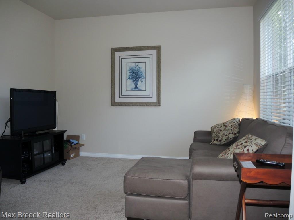 3346 Hazelton Avenue Rochester, MI 48307 - Photo 21 of 33 LIVING ROOM
