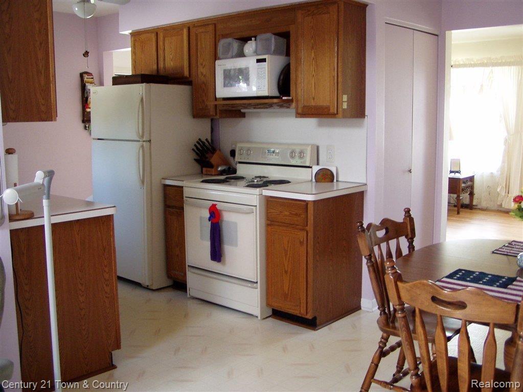 1943 Common Road Warren, MI 48092 - Photo 7 of 25 P1011395.JPG