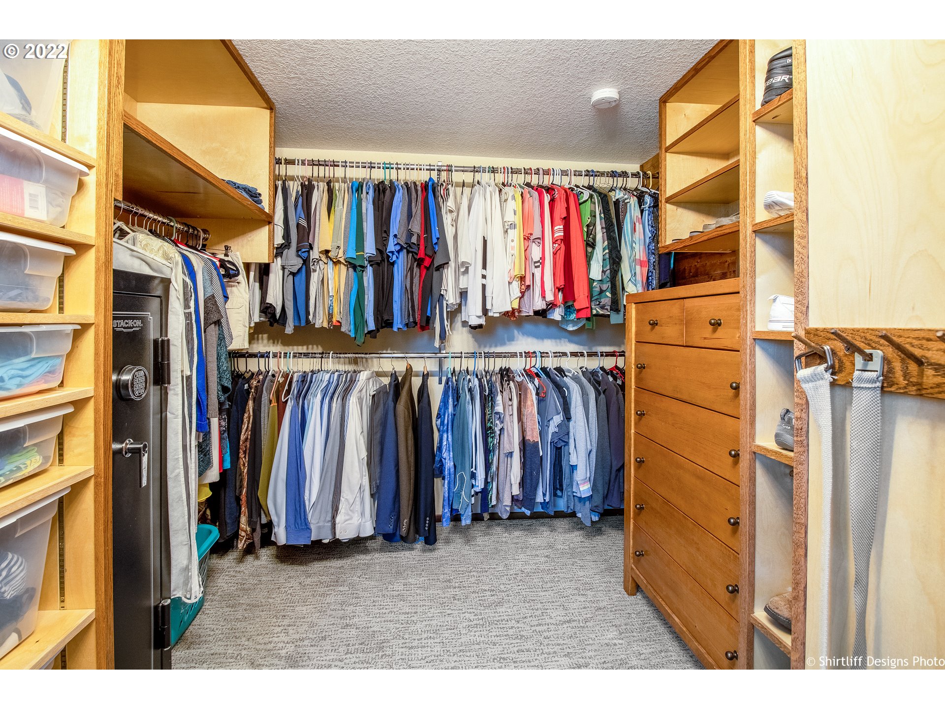 90818 Marcola Road Springfield, OR 97478 - Photo 14 of 32 a view of walk in closet with clothes