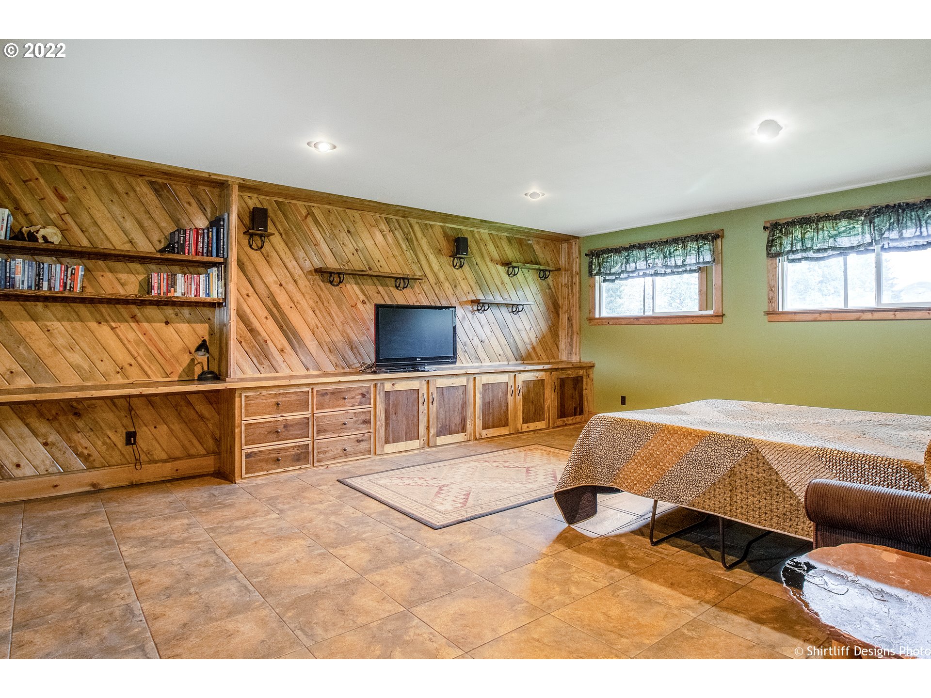 90818 Marcola Road Springfield, OR 97478 - Photo 19 of 32 a bed room with a bed and a television