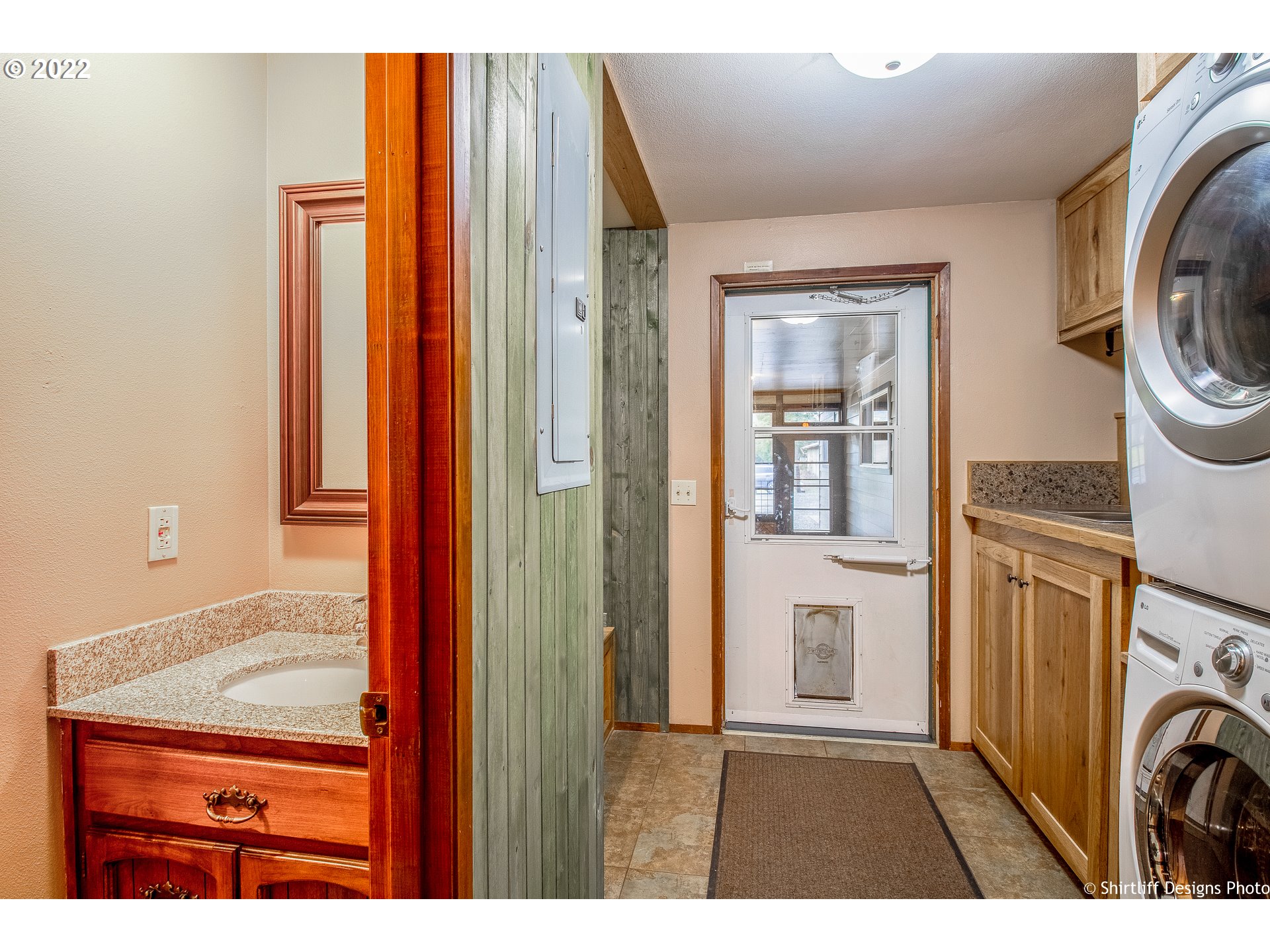 90818 Marcola Road Springfield, OR 97478 - Photo 22 of 32 a view of a bedroom with washer and dryer