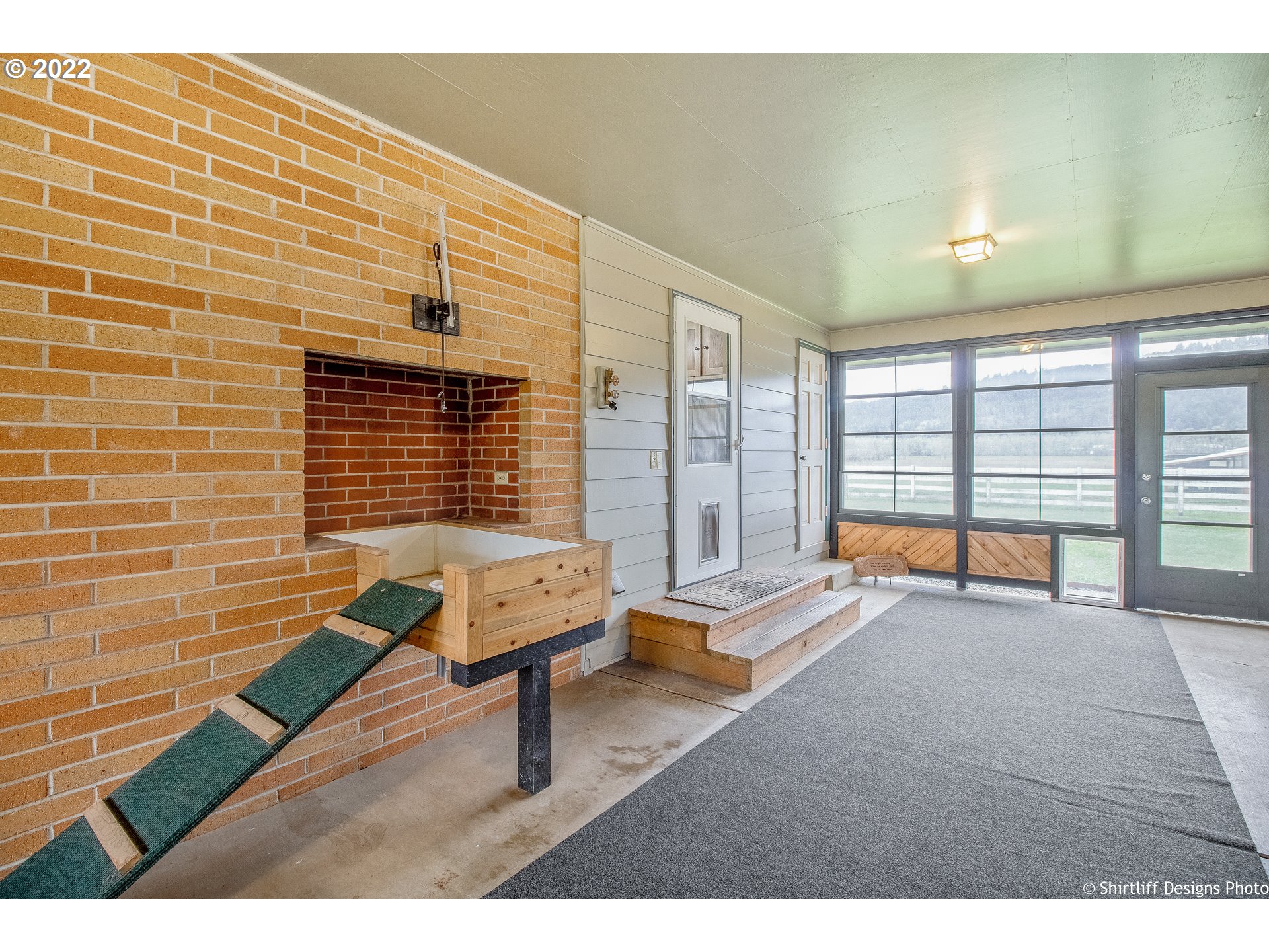 90818 Marcola Road Springfield, OR 97478 - Photo 24 of 32 a view of livingroom with furniture