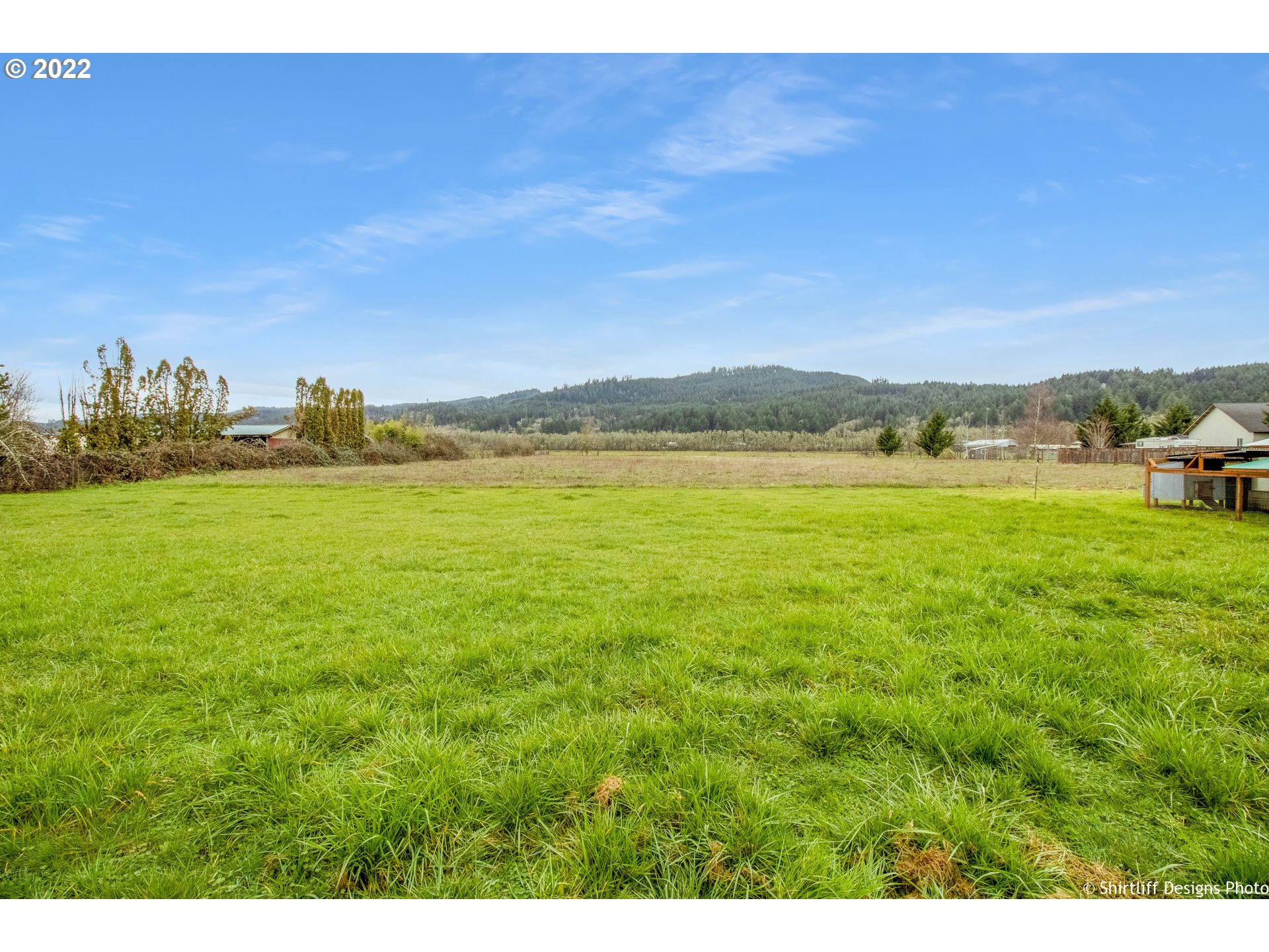 90818 Marcola Road Springfield, OR 97478 - Photo 28 of 32 a view of an ocean and a mountain