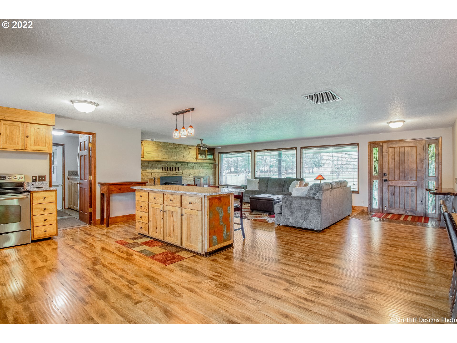 90818 Marcola Road Springfield, OR 97478 - Photo 5 of 32 a living room with furniture and kitchen view