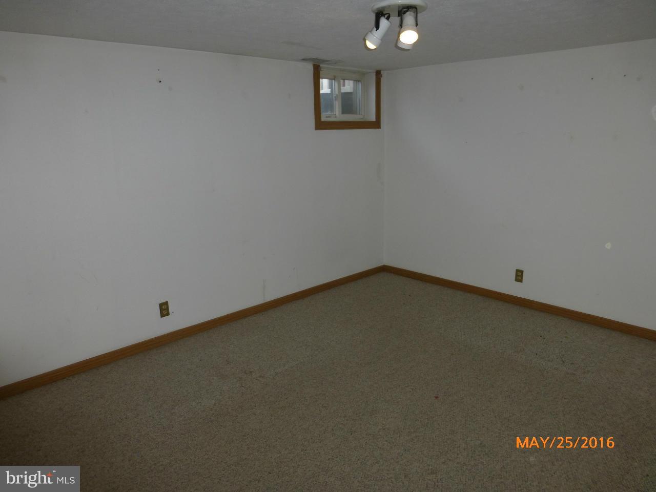 949 Middlesex Road Baltimore, MD 21221 - Photo 11 of 17 a view of a room