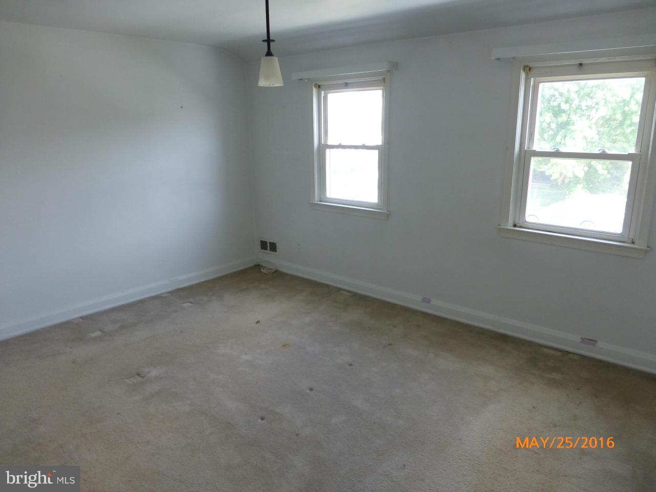 949 Middlesex Road Baltimore, MD 21221 - Photo 12 of 17 an empty room with a window