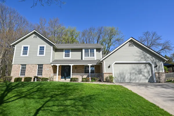 $629,900 | 822 South Comanche Lane, Waukesha, WI 53188