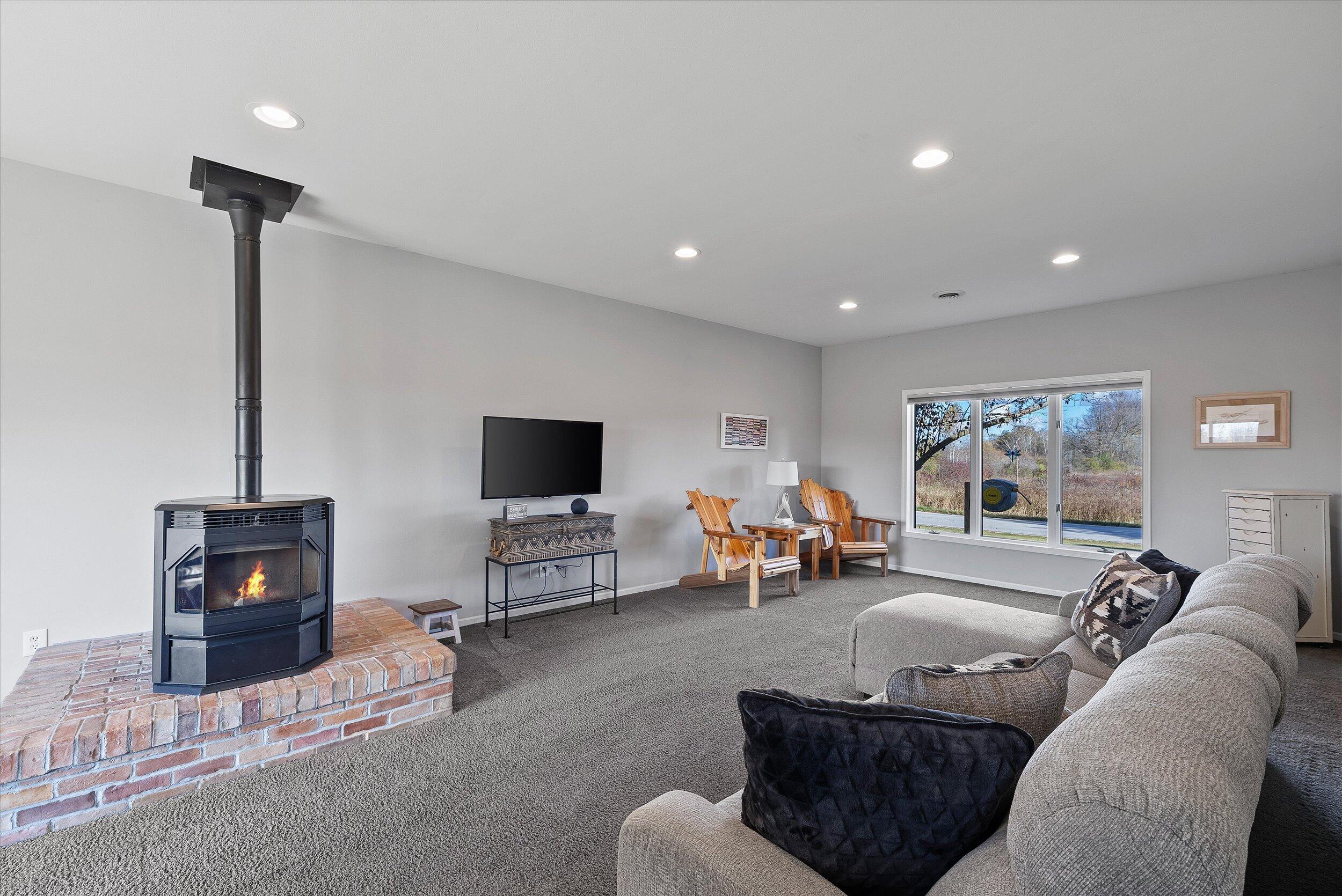 9083 Fillmore Road Farmington, WI 53021 - Photo 31 of 61 31-Family Room