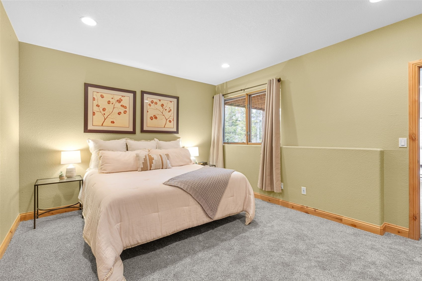 91795 Ryan Gulch Road Silverthorne, CO 80498 - Photo 43 of 50 a bedroom with a bed and a painting on the wall