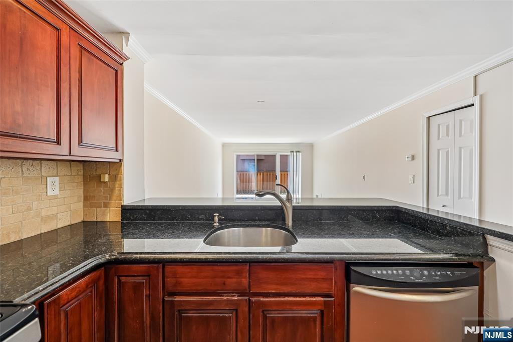 302 Chase Court, Unit 302 Edgewater, NJ 07020 - Photo 10 of 46